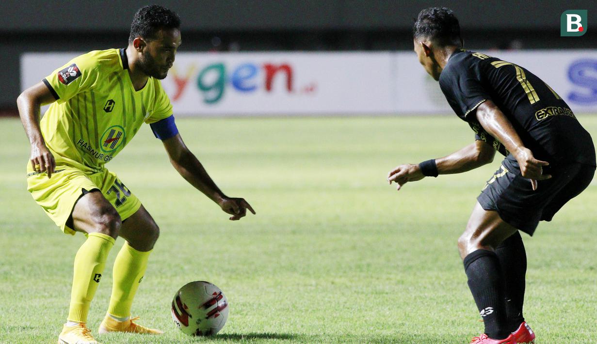 Penyerang Barito Putra, Rizky Pora (kiri), berusaha melewati pemain PSIS Semarang pada laga Piala Menpora 2021 di Stadion Manahan, Solo, Minggu (21/3/2021). Kedua tim bermain imbang 3-3. (Bola.com/M Iqbal Ichsan)