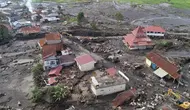 Foto yang diambil dari pesawat tanpa awak (drone) menunjukkan kerusakan di sebuah desa yang terkena dampak banjir bandang di Agam, Sumatera Barat, Indonesia, Selasa, 14 Mei 2024. (AP Photo/Sutan Malik Kayo)