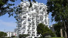 Foto pada 3 Juni 2019, sebuah bangunan "L'arbre blanc" (White Tree) yang dirancang oleh arsitek Jepang Sou Fujimoto bersama Prancis, Nicolas Laisne dan Manal Rachdi di Montpellier, Prancis selatan. Bangunan dengan desain futuristik itu berdiri bagaikan sebuah pohon putih raksasa. (Pascal GUYOT/AFP)