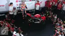 Marc Marquez berpose setelah memberikan coaching clinic di Sentul, Jawa Barat, Selasa (25/10). Dalam coaching clinic tersebut Marquez memberikan pengalaman dan motivasinya pada pembalap muda Indonesia binaan AHM. (Liputan6.com/Angga Yuniar)