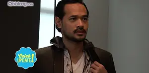 Oka Antara tidak perlu waktu lama untuk pacaran dengan istrinya, Rara Wiritanaya. Setelah resmi menjadi kekasih, Oka langsung melamar sang istri dan menikah pada tahun 2008. 