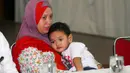 Dengan alasan keterbatasan ekonomi ibunya, Iqbal, korban kekerasan yang dilakukan pacar ibunya, dirawat oleh Irma Nur Cahyani, kakak kandung dari ibunda Iqbal, Senin (12/5/14). (Liputan6.com/Miftahul Hayat)