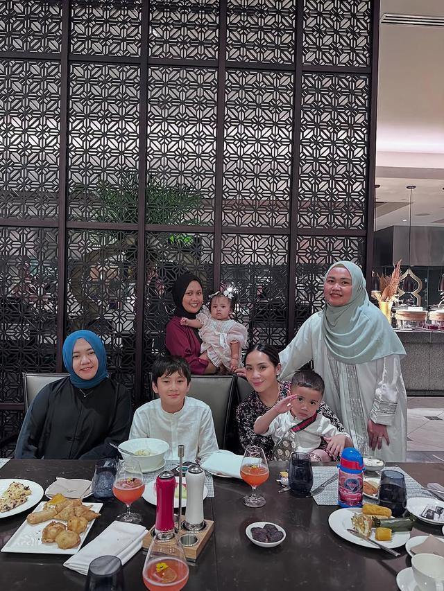 6 Potret Nagita Slavina Bukber Bareng Karyawan, Rafathar dan Rayyanza Ikut Ramaikan