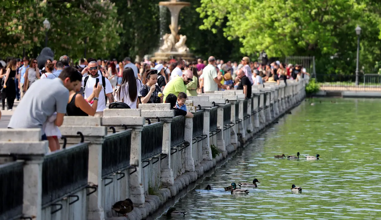 Suhu diperkirakan mencapai 40 derajat Celcius (104 Fahrenheit) di beberapa bagian Spanyol dengan gelombang panas pertama tahun ini tiba sebulan lebih awal dari tahun 2022. (AFP/Thomas Coex)