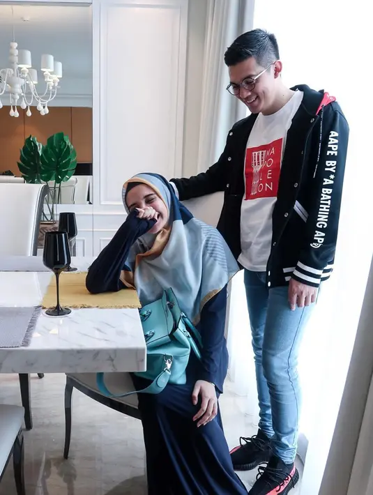 "Emang ngurangin, sama Irwannya sudah nggak boleh terlalu ekstra, karena aku janji, tahun lalu satu hari pun nggak ada libur," kata Zaskia Sungkar di bilangan TMII, Jakarta Timur, Rabu (30/5/2018). (Instagram/zaskiasungkar15)