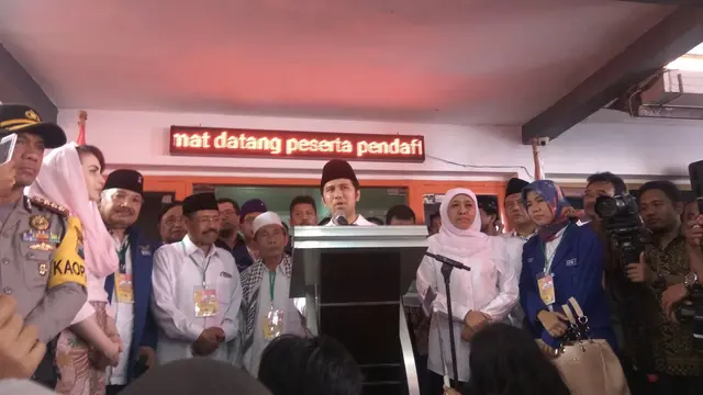 Emil Dardak memberikan pernyataan selepas mendaftar di KPUD Jawa Timur (Liputan6.com/Dian Kurniawan)