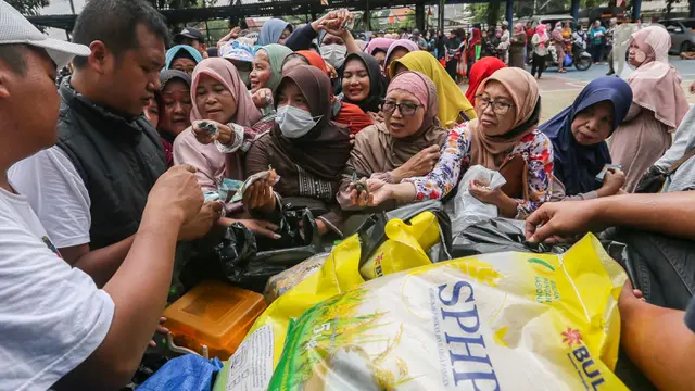 Antrean Warga Beli Beras Murah di Gerakan Pangan Murah Kota Tangerang