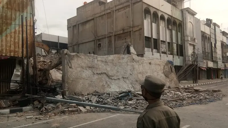 Pembongkaran bangunan ruko di Jalan Kyai Caringin, Gambir, Jakarta Pusat.