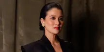 Dalam momen spesial yang mengusung semangat pelestarian budaya ini, Marcella tampil anggun mengenakan kebaya hitam dengan aksen motif transparan yang memberikan sentuhan modern sekaligus misterius. [@marcella.zalianty].