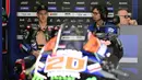 Pembalap Monster Energy Yamaha, Fabio Quartararo berbincang dengan salah satu timnya saat tes pramusim MotoGP 2024 di Sepang International Circuit, Sepang, Malaysia, Selasa (06/02/2024). (AFP/Mohd Rasfan)