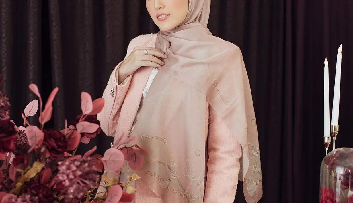 Atau kombinasikan warna merah muda dengan cokelat muda yang lembut, seperti terlihat dikenakan Adelia Pasha. Mana potret OOTD yang paling jadi favoritmu, Sahabat FIMELA? [Foto: Instagram/adeliapasha]