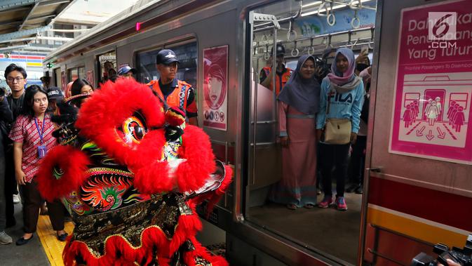 Barongsai menghibur penumpang kereta api di stasiun Jakarta-Kota, Selasa (5/2). Di Tahun Baru Imlek ini PT KAI menghadirkan hiburan Barongsai serta meluncurkan KMT tematik dan pemberian fortune cookies bagi pengguna jasa KRL. (Liputan6.com/Johan Tallo)