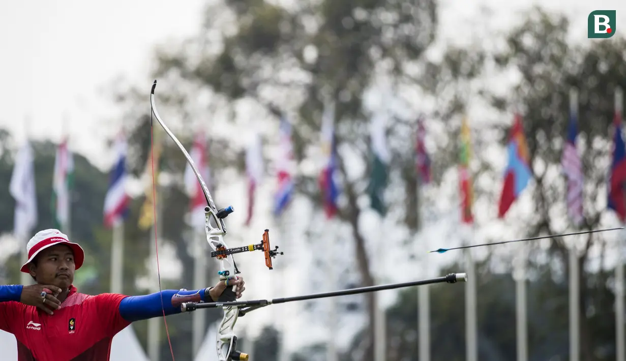 Pemanah putra Indonesia, Riau Ega, saat berlaga pada nomor recurve men's individual Asian Games di Lapangan Panahan, Senayan, Jakarta, Selasa (28/8/2018). Riau Ega mendapat medali perunggu. (Bola.com/Vitalis Yogi Trisna)