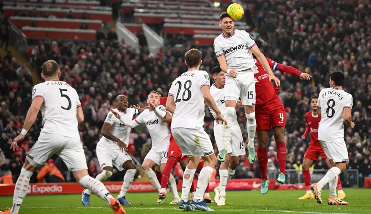 Gol kedua Liverpool tercipta pada menit ke-56 lewat tendangan Jones yang memanfaatkan servis Darwin Nunez. Umpan terobosan Nunez yang manis diselesaikan dengan penyelesaian akhir sempurna dari sudut sempit di sisi kiri. (Oli SCARFF/AFP)