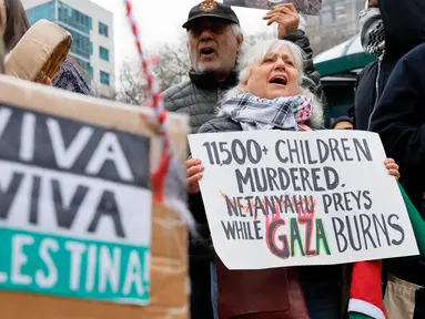 Orang-orang berkumpul untuk melakukan aksi unjuk rasa yang menyerukan kepada Israel untuk menghentikan serangan ke Rafah, Gaza, di Union Square, New York City, 12 Februari 2024. (Michael M. Santiago/Getty Images/AFP)