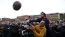 Para peserta berebut bola saat mengikuti Royal Shrovetide Football Match di Ashbourne, Derbyshire, Inggris, Selasa (5/3). Gawang dalam pertandingan ini berada di utara dan selatan Kota Ashbourne. (Oli Scarff/AFP)