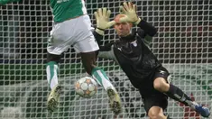 Marco Ballotta membela Lazio semenjak 1997, tapi ia hanya berseragam biru langit selama tiga musim, lantaran pada 2000 dirinya ditransfer ke Inter. (Foto: AFP/John MacDougall)