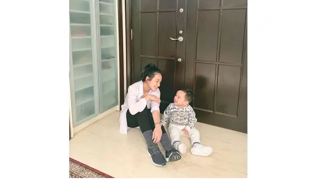 Momen Manis Tya Arifin Asuh Anak (sumber: instagram/@tyaarifinnw)