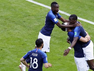 Para pemain Prancis merayakan gol yang dicetak oleh Paul Pogba ke gawang Australia pada laga Piala Dunia di Kazan Arena, Sabtu (16/6/2018). Prancis menang 2-1 atas Australia. (AP/Hassan Ammar)