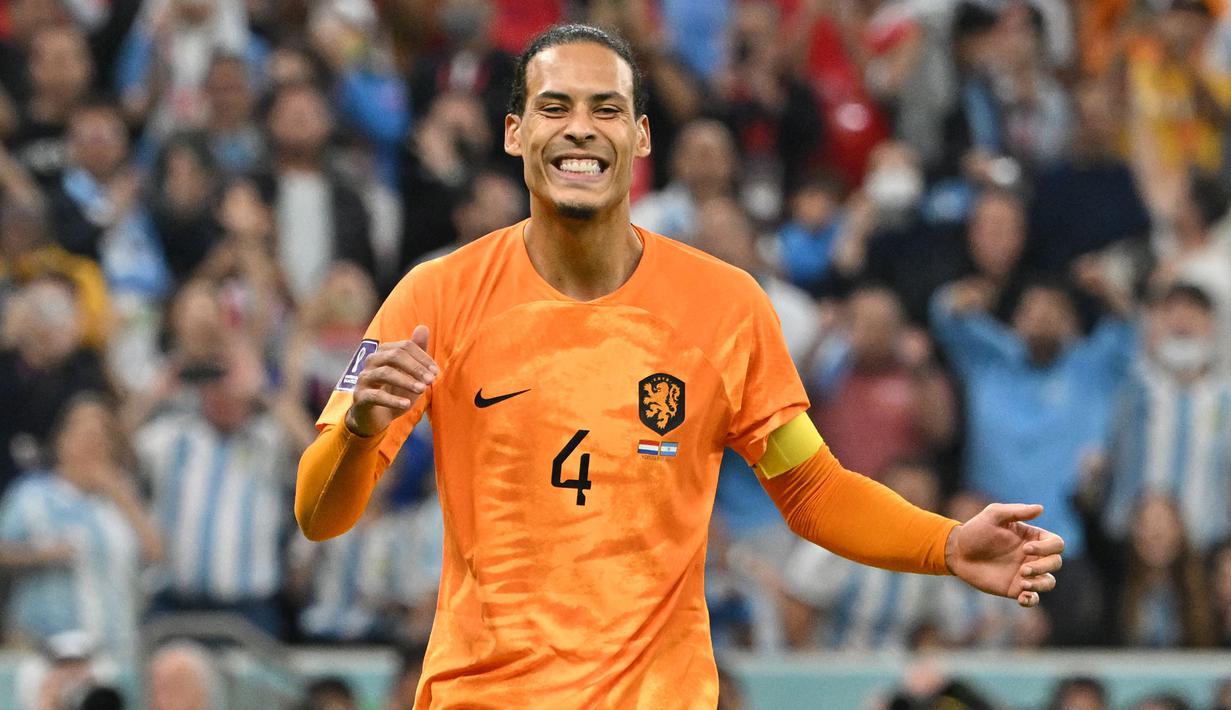 Reaksi kecewa bek Timnas Belanda, Virgil van Dijk setelah gagal memasukkan bola saat adu penalti menghadapi Argentina pada laga perempatfinal Piala Dunia 2022 di Lusail Stadium, Doha (9/12/2022). Virgil van Dijk yang telah membela Liverpool sejak paruh musim 2017/2018 kini dipercaya memegang ban kapten utama The Reds sepeninggal Jordan Henderson. Bersama Timnas Belanda ia juga masih dipercaya sebagai kapten utama sejak 2018 menggantikan Wesley Sneijder. (AFP/Alberto Pizzoli)