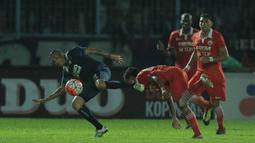 Bek Arema, Arthur Cunha, lepas dari kawalan pemain Persija pada laga Piala Presiden 2017 di Stadion Kanjuruhan, Malang, Sabtu (11/2/2017). Arema bermain imbang 1-1 melawan Persija. (Bola.com/Reza Bachtiar)