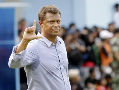 Pelatih Persija Jakarta, Sergio Farias, saat menghadiri sesi latihan di Lapangan Sutasoma, Jakarta, Jumat (17/1/2020). Pria asal Brasil ini akan memimpin pasukan Macan Kemayoran untuk mengarungi Liga 1 musim depan. (Bola.com/M Iqbal Ichsan)