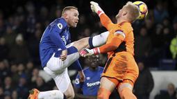 Tendangan melayang pemain Everton, Wayne Rooney (kiri) saat diadang kiper Leicester City pada lanjutan Premier League pekan ke-25 di Goodison Park, Liverpool (1/2/2018). Everton menang 2-0. (Nick Potts/PA via AP)