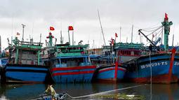 Usai meluluhlantakkan Filipina, Topan Kalmaegi kini mengancam Vietnam. Diperkirakan, Topan Kalmaegi akan menerjang wilayah Vietnam Tengah pada 6 November 2025 malam hari waktu setempat. Tampak dalam foto, seorang pria menarik tali dari perahu nelayan saat orang-orang mempersiapkan perahu untuk menghadapi dampak Topan Kalmaegi di Pelabuhan Nelayan Quy Nhon, Provinsi Gia Lai, Vietnam Tengah, pada 6 November 2025. (Nhac NGUYEN/AFP)