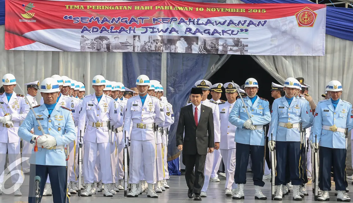 Menteri PANRB, Yuddy Chrisnandi saat menjadi inspektur upacara dalam peringatan hari Pahlawan di KRI, Teluk Jakarta, Selasa (10/11). Upacara peringatan Hari Pahlawan tersebut rutin dilakukan setiap 10 November. (Liputan6.com/Faizal Fanani)