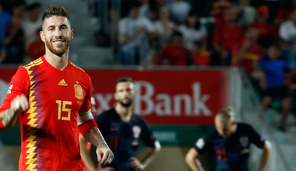 Bek Spanyol, Sergio Ramos berselebrasi usai mencetak gol kelima ke gawang Kroasia selama pertandingan UEFA Nations League di stadion Manuel Martinez Valero, Spanyol (11/9). Spanyol menang telak atas Kroasia 6-0. (AP Photo/Alberto Saiz)