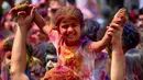 Festival Holi terinspirasi dari kisah cinta Krishna dan Radha, menjadi perayaan yang meriah dan berwarna. (AP Photo/Richard Vogel)
