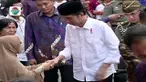 Warga menyambut gembira pembagian sembako sembari mendoakan kesehatan dan umur panjang bagi presiden yang baru berulang tahun.