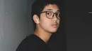 Meski kerap tampil simpel dengan kaos, remaja berusia 16 tahun ini tetap memesona. Di Instagram miliknya, Abun sering tampil dengan kaos hitam. (Liputan6.com/IG/@abunsungkar)