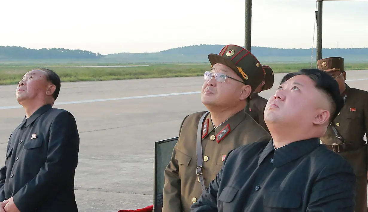 Pemimpin Korea Utara, Kim Jong-Un menyaksikan uji coba peluncuran rudal balistik Hwasong-12 di lokasi yang tidak diketahui pada foto yang dirilis Sabtu (16/9). Rudal Hwasong-12 Korut ditembakkan menerobos langit Hokkaido, Jepang (STR / KCNA VIA KNS / AFP)