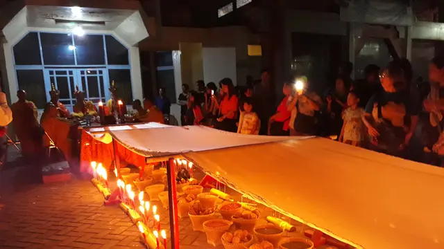 Kain putih yang diumpamakan sebagai jembatan jadi bagian dari upacara Cioko di Klenteng Boen San Bio, Pasar Baru, Kota Tangerang, Rabu (5/9/2018).