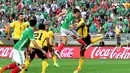 Pemain Meksiko, Javier Hernandez, saat mencetak gol pertama ke gawang Jamaika dalam laga Grup C Copa America 2016 di Stadion Rose Bowl, Pasadena, AS, Jumat (10/6/2016) WIB. (AFP/Frederic J. Brown)