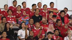 Presiden Jokowi (tengah) tampak melihat pertandingan antara Timnas Indonesia U-23 melawan Turkmenistan saat Kualifikasi Piala Asia U-23 2024 di Stadion Manahan, Solo, Selasa (12/09/2023). Ia terlihat duduk di antara istrinya, Iriana dan cucunya, Jan Ethes. (Bola.com/Arief Bagus)