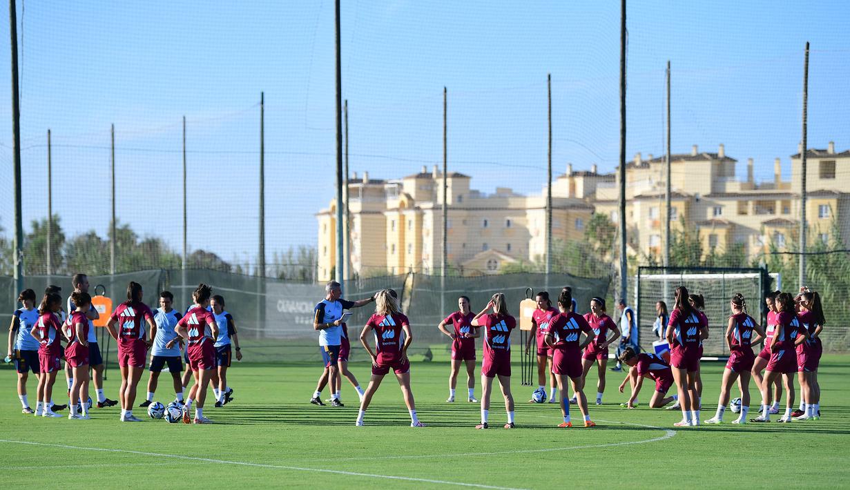 Sejumlah pemain Timnas Wanita Spanyol melakukan pemanasan saat berlatih menjelang laga UEFA Nations League melawan Swedia di Oliva, Spanyol pada Rabu (20/09/2023) waktu setempat. Para pemain Timnas Wanit Spanyol sempat melakukan boikot untuk meninggalkan skuad setelah tindakan tak senonoh eks-ketua federasi sepak bola Spanyol (RFEF), Luis Rubiales dengan mencium bibir penyerang La Roja, Jennifer Hermoso, di podium juara Piala Dunia Wanita 2023. (AFP/Jose Jordan)