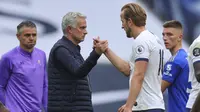 Manajer Tottenham Hotspur Jose Mourinho (kiri) memberi selamat kepada Harry Kane usai pertandingan Premier League di Stadion Tottenham Hotspur, London, Minggu (19/7/2020). Tottenham Hotspur mencukur Leicester City 3-0. (Richard Heathcote/Pool Photo via AP)