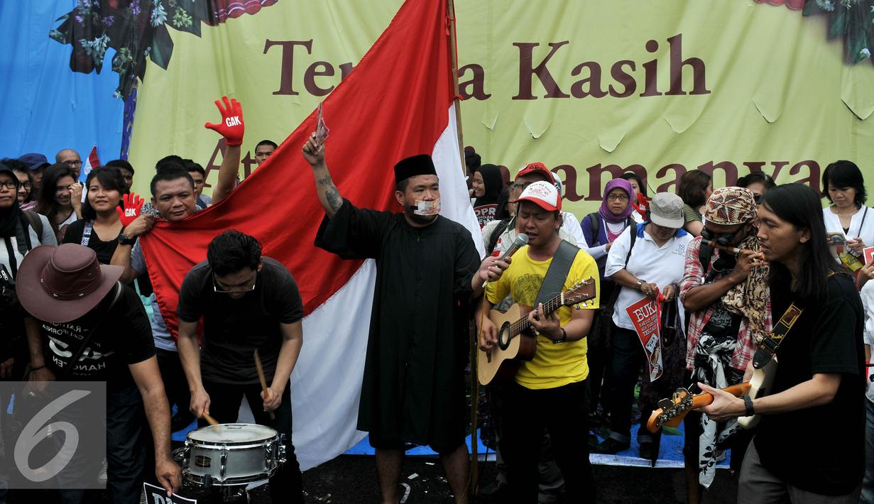 Puluhan orang yang tergabung dalam Koalisi Masyarakat Sipil Anti Korupsi peringati hari anti korupsi yang jatuh besok 9 desember dengan menggelar mimbar dan orasi di depan gedung DPR, Jakarta, Selasa (12/8). (Liputan6.com/Johan Tallo)