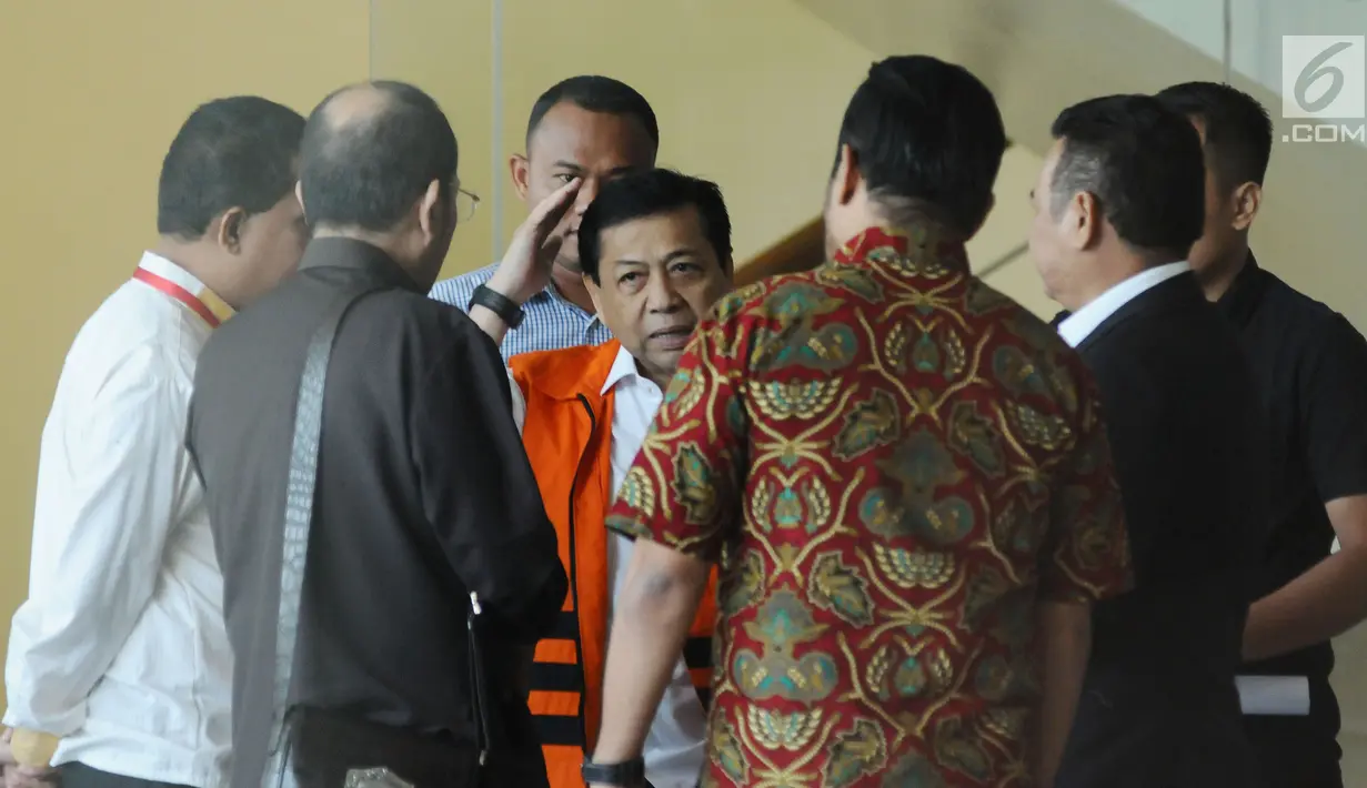 Tersangka dugaan korupsi pengadaan e-KTP, Setya Novanto (tengah) bersama tim kuasa hukumnya di gedung KPK, Jakarta, Rabu (6/12).KPK menyatakan berkas perkara  Setya Novanto sudah lengkap atau P21. (Liputan6.com/Helmi Fithriansyah)