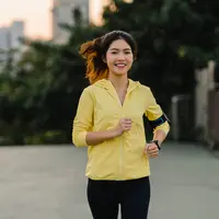 Lari pagi bikin tubuh segar, tapi jangan lupakan pemulihannya, ya, Sahabat Fimela! Agar tubuh tetap bugar dan bebas cedera, yuk, simak 6 tips pemulihan paling efektif setelah lari pagi yang sudah direkomendasikan para ahli. (Foto dok: Freepik/tirachardz).