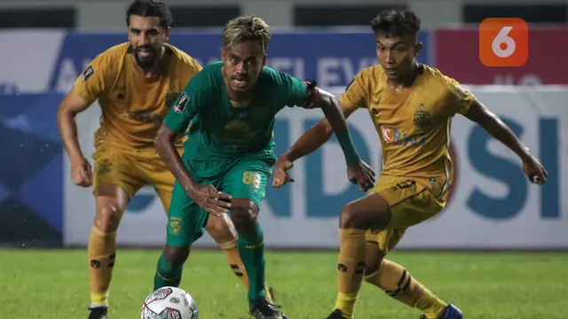 Foto: Aksi Pemain Persebaya saat Bermain Imbang Melawan Bhayangkara FC di Grup C Piala Presiden 2022