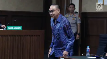 Terdakwa suap pembangunan PLTU Riau-1, Johannes Budisutrisno Kotjo saat menjalani sidang putusandi Pengadilan Tipikor, Jakarta, Kamis (13/12). Kotjo divonis 2 tahun 8 bulan penjara dan denda Rp 150 juta subsider 3 bulan. (Liputan6.com/Helmi Fithriansyah)