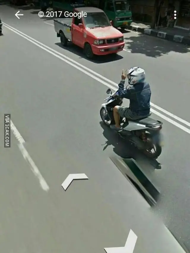 Kumpulan Potret Reaksi Nyeleneh Orang-Orang saat Berjumpa Mobil Google Maps (ist)