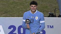 Bek Uruguay, Alan Matturro berfoto dengan trofi Silver Ball Award setelah laga final Piala Dunia U-20 2023 antara Uruguay menghadapi Italia di Unico Diego Armando Maradona Stadium, La Plata, Argentina, Senin (12/6/2023) dini hari WIB. Alan Matturro menempati posisi kedua sebagai pemain terbaik turnamen dan mampu membawa Uruguay merebut gelar juara. (AFP/Luis Robayo)