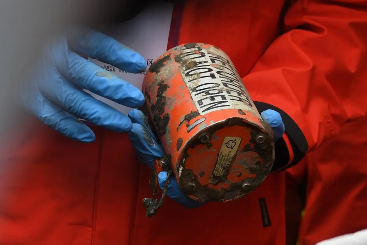 Black box atau kotak hitam kedua yang ditemukan di lokasi jatuhnya pesawat China Eastern Airlines di wilayahTengxian, Daerah Otonom Etnis Zhuang Guangxi, China selatan. (Xinhua/Lu Boan)