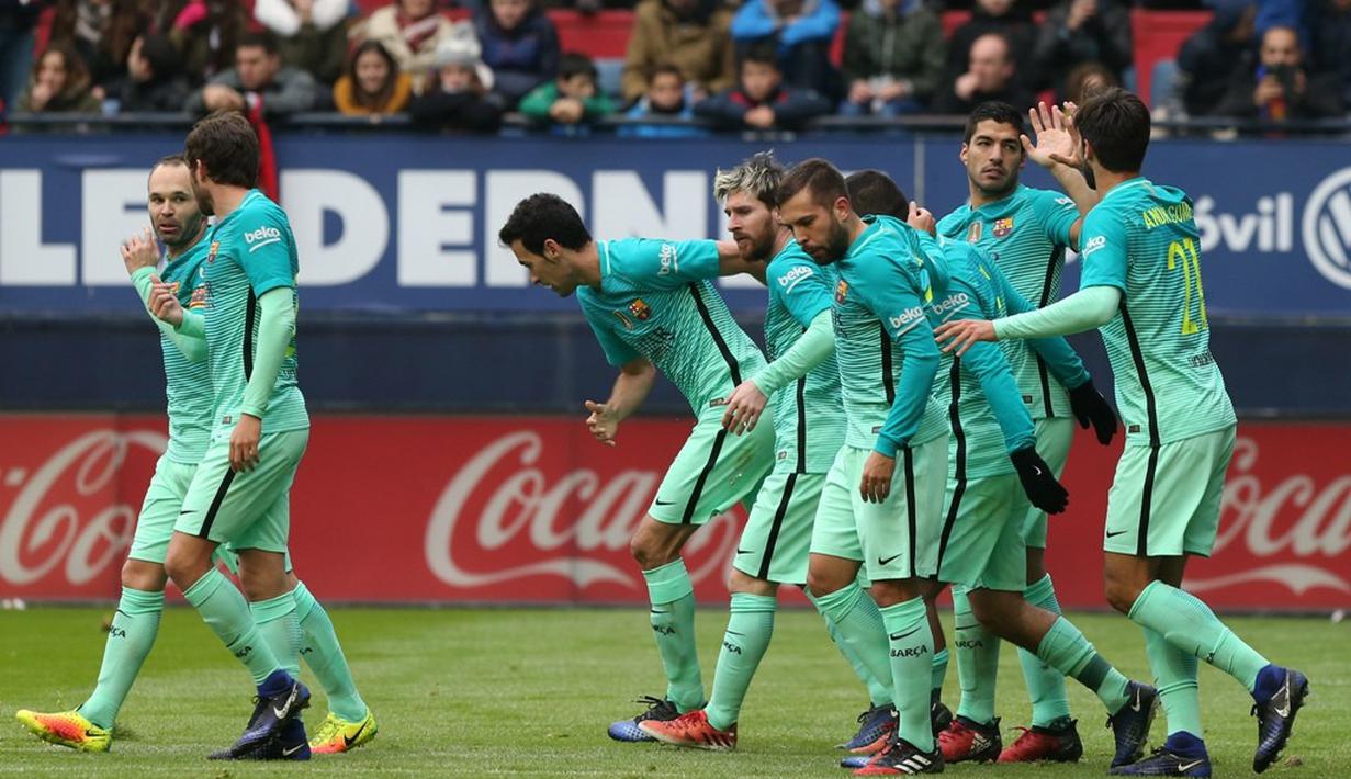 Pemain Barcelona menyambut gol pertama ke gawang Osasuna yang dicetak Luis Suarez. (AFP/Cesar Manso)