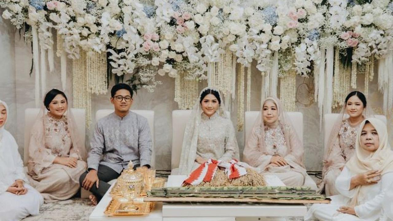 Erina Gudono Anggun dengan Dress Brokat di Acara Pengajiam Jelang Pernikahan dengan Kaesang Pangarep