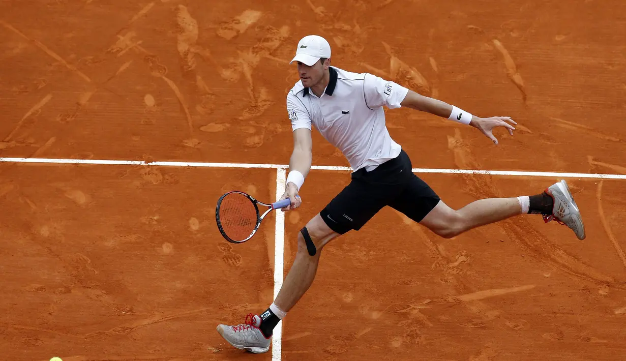 John Isner berusaha mengembalikan pukulan keras Rafael Nadal (REUTERS/Eric Gaillard)